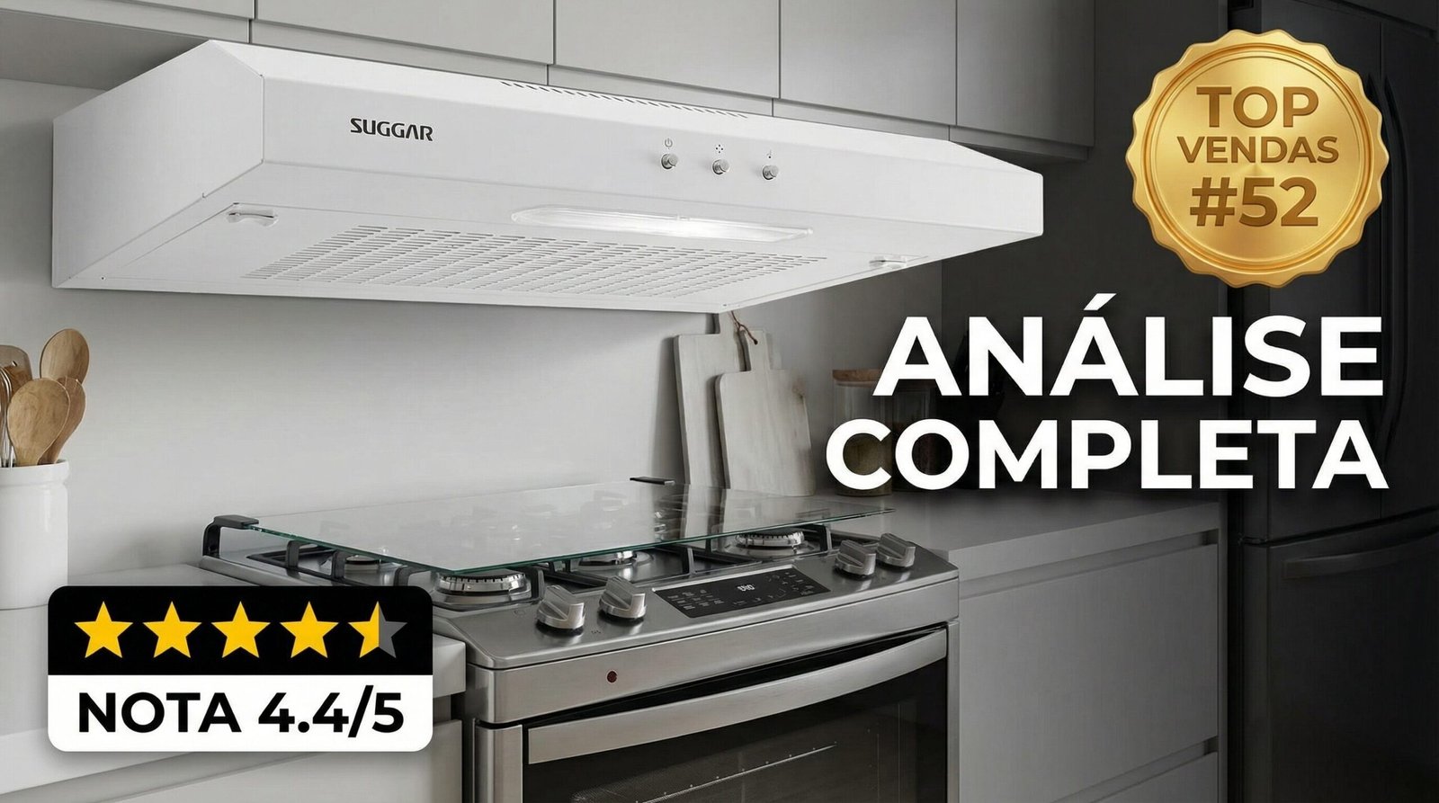 Depurador de Ar Suggar Slim 60cm Branco instalado acima de fogão em cozinha moderna