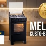 Fogão Atlas 4 bocas preto com forno de 50 litros aceso, modelo Coliseum Plus em cozinha moderna